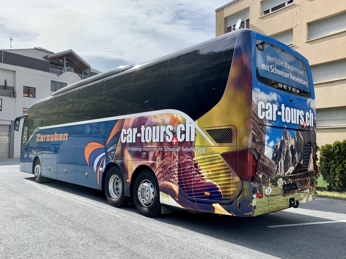 Heckansicht der Setra 516 HD 9 von Zerzuben die am 5.4.21 bei der Garage in Eyholz abgestellt ist.