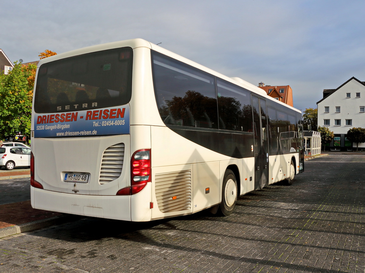 Heckpartie eines Setra S 415 LE business der Driesen-Reisen am 08. Oktober in Geilenkirchen im Busbahnhof.
