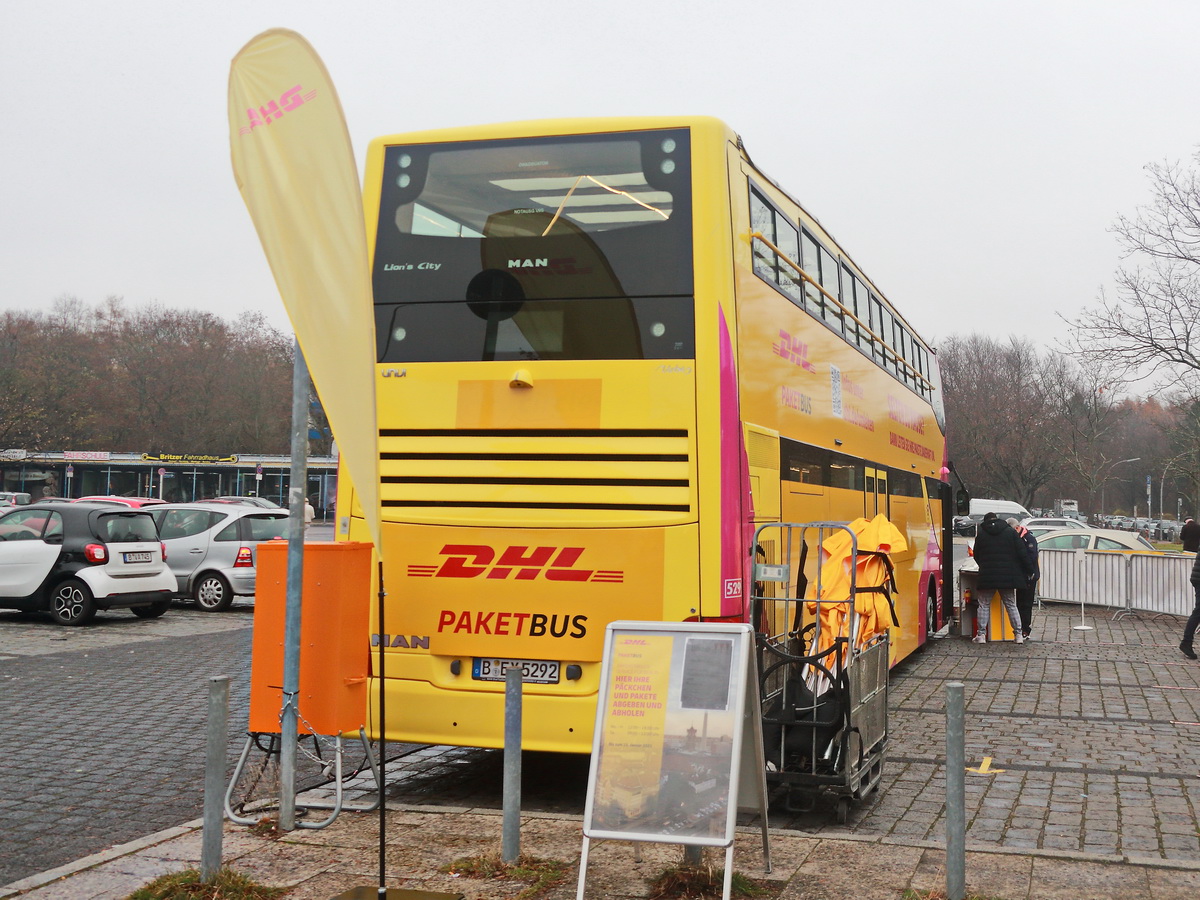 Heckpatie eines der  Paketbusse für die DHL. Hier ein MAN Lions City der Bayern Express & P. Kühn Berlin GmbH am 09. Dezember 2020 auf den Marktplatz Britz-Süd in Berlin. 