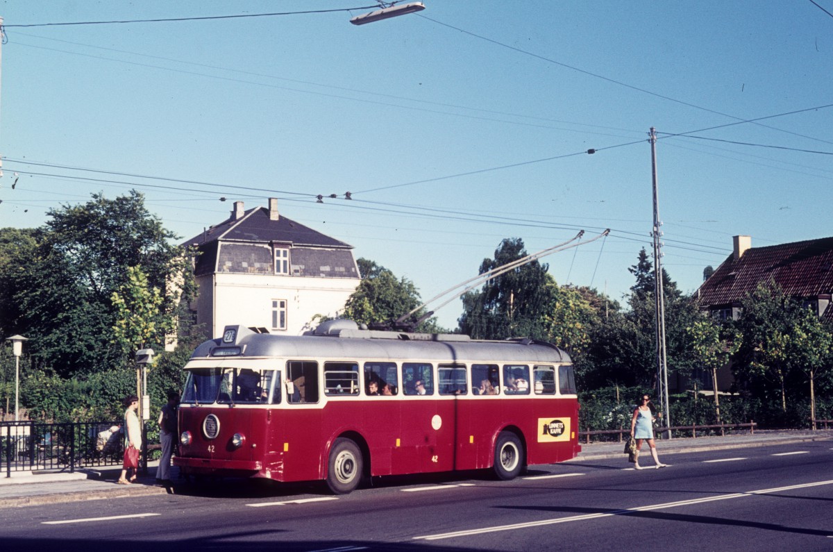 Hellerup: NESA Trolleybuslinie 27B (BUT/Smith,Mygind&Httemeier/EnglishElectricCompany-LETB1-41) Ryvangs All / Hellerup station im Juli 1971.