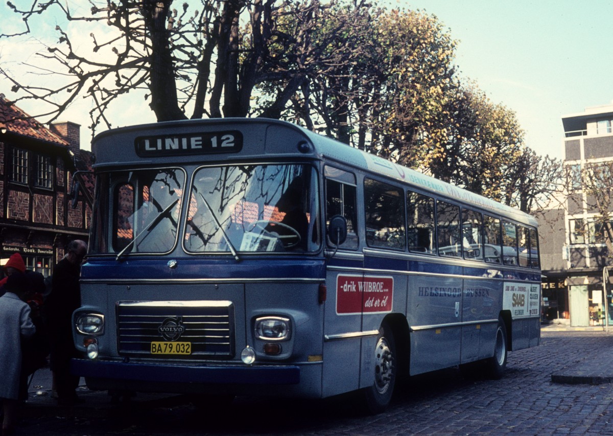 Helsingør am 17. Oktober 1973: Helsingør Bussen Linie 12 (Volvo/VBK - BA 79.032) Axeltorv. - Axeltorv ist der Marktplatz in der Altstadt von Helsingør.