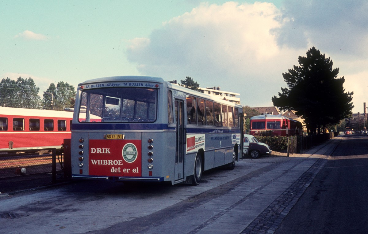 Helsingør Bussen: Ein Volvo/VBK-Bus (BD 93.151) hält am 17. Oktober 1973 neben dem damaligen Busdepot und dem damaligen Depot der HHGB (Helsingør-Hornbæk-Gilleleje-Banen). - Der Bus wirbt für die Erzeugnisse der Brauerei Wiibroe ( trinke/trinkt/trinken Sie WIIBROE - das ist Bier ). Die Brauerei braute damals noch ihre Biersorten in Helsingør, seit 1998 sorgt die Brauerei Carlsberg für die Produktion der Wiibroe-Biere.  