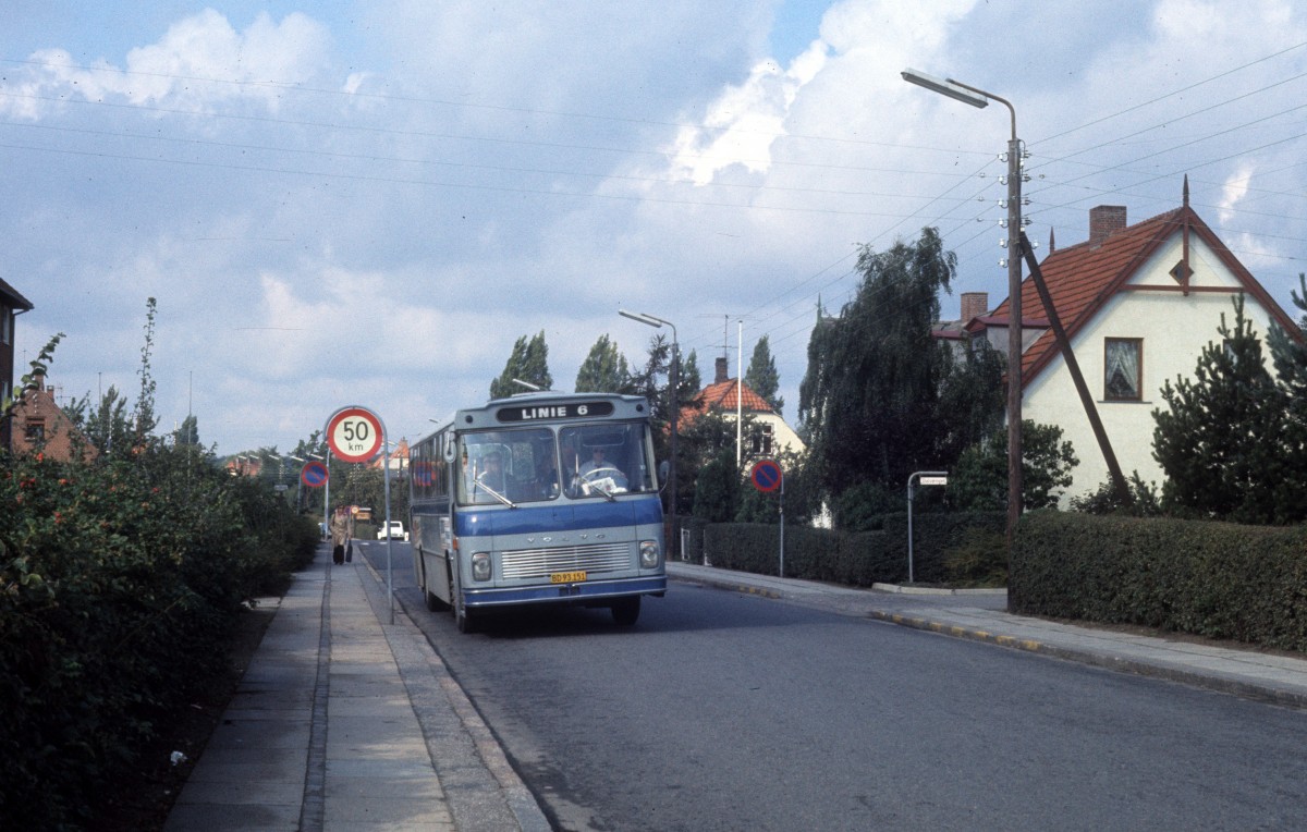 Helsingør: Helsingør Bussen Buslinie 6 (Volvo/VBK (Vestfold Bil og Karosseri) Norwegen) Esrumvej am 30. September 1974.