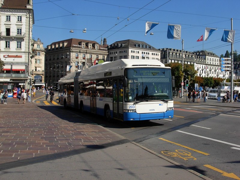 Hess BGT-N2C SwissTrolley3, VBL Luzern #203, 4.09.2013 Luzern Schwanenplatz.