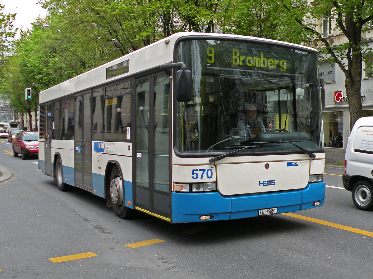 Hess Bus 570, auf der Linie 9, fährt am 04.05.2010 durch die Pilatusstrasse.