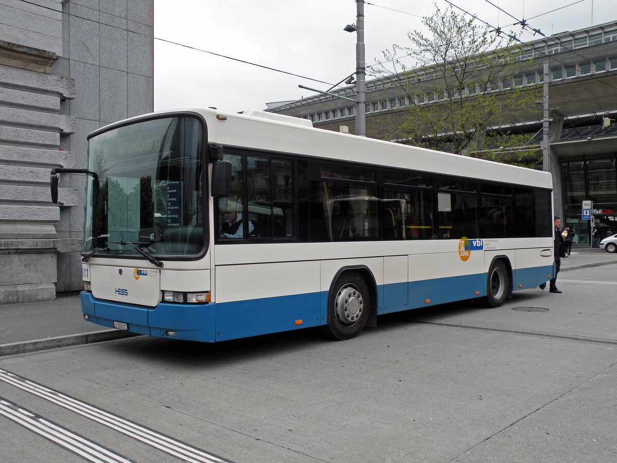 Hess Bus 611, auf der Linie 9, wartet am 04.05.2010 an der Haltestelle beim Bahnhof Luzern.