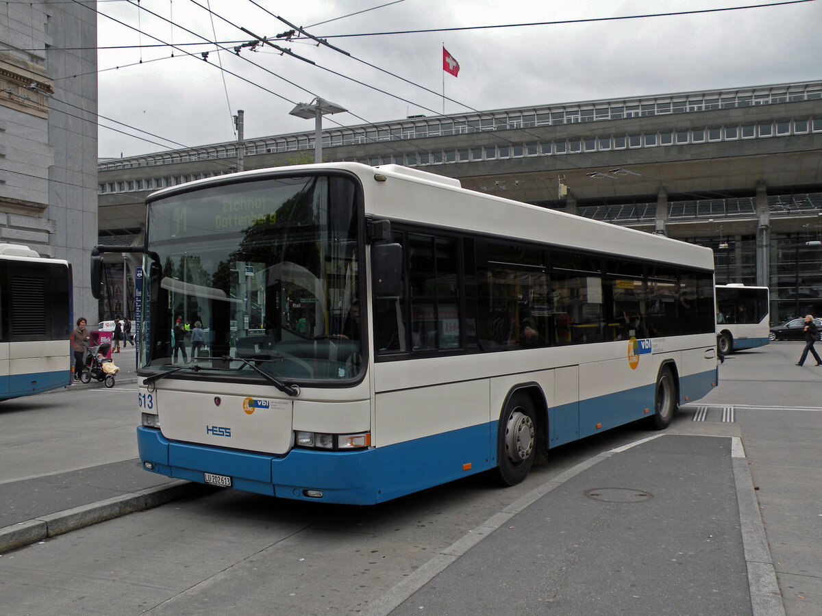 Hess Bus 613, auf der Linie 11, wartet am 04.05.2010 an der Haltestelle beim Bahnhof Luzern.