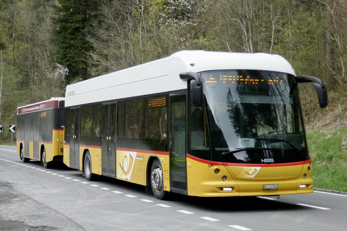HESS BusZug '10247'  BE 474 560  Regie Stechelberg mit Anhänger '5501' Regie Laupen am 23.4.23 bei Zweilütschinen.