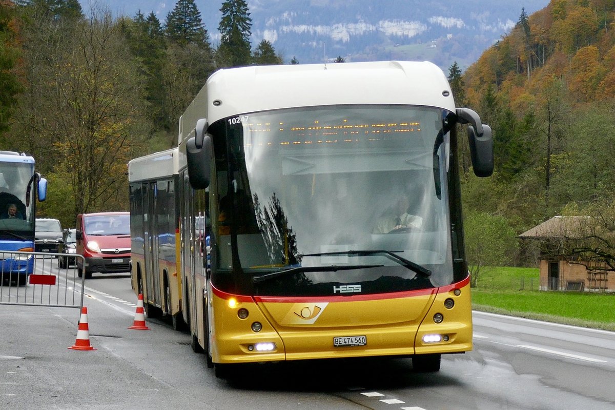 Hess Buszug 'BE 474 560' von Lauterbrunnen als Bahnersatz nach Lauterbrunnen, am 2.11.19 bei der Einfahrt in die provisorische Haltestelle bei der Abzweigung Zweilütschinen.