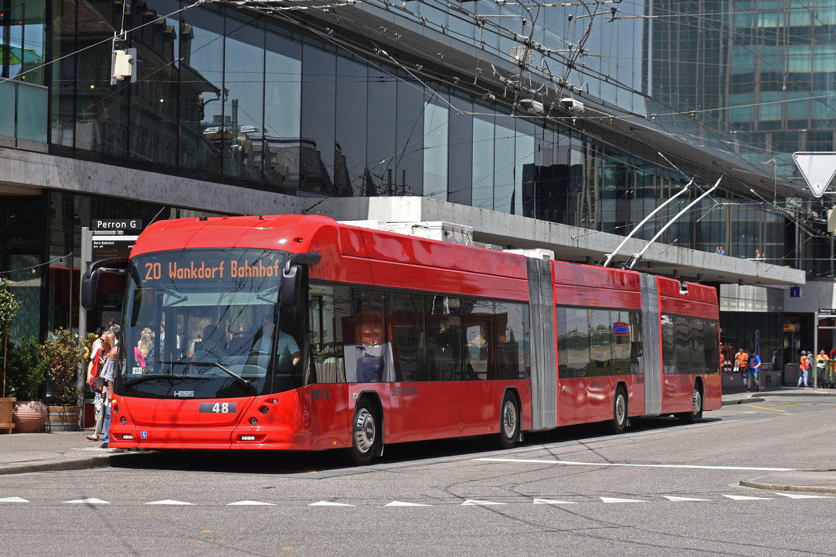 Hess Doppelgelekbus 48, auf der Linie 20, bedient die Haltestelle beim Bahnhof Bern. Die Aufnahme stammt vom 25.06.2019.