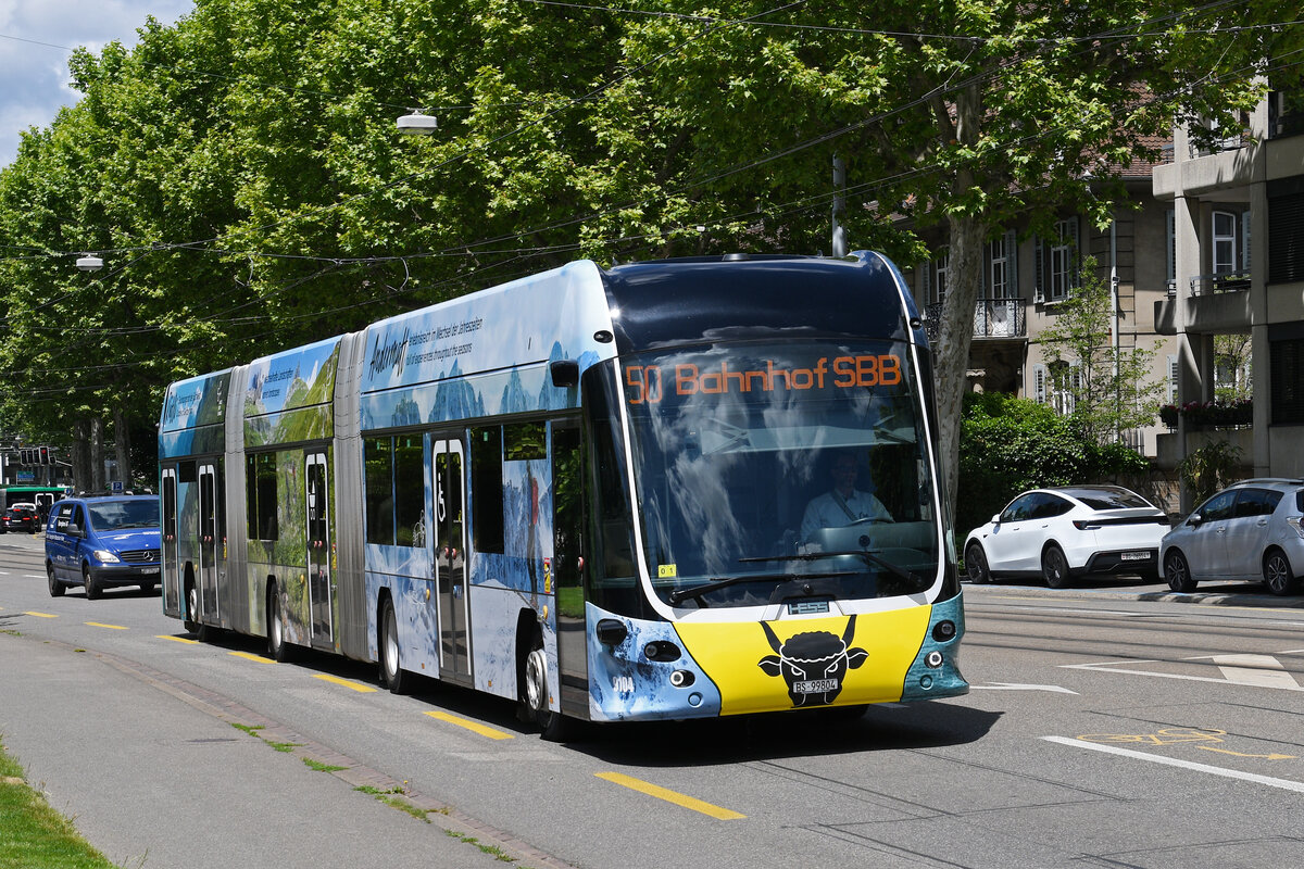 Hess Doppelgelenk Elektrobus 9104 mit der Werbung f�r den Kanton Uri, auf der Linie 50, f�hrt am 01.06.2026 Richtung Endstation am Bahnhof SBB. Aufnahme Basel.