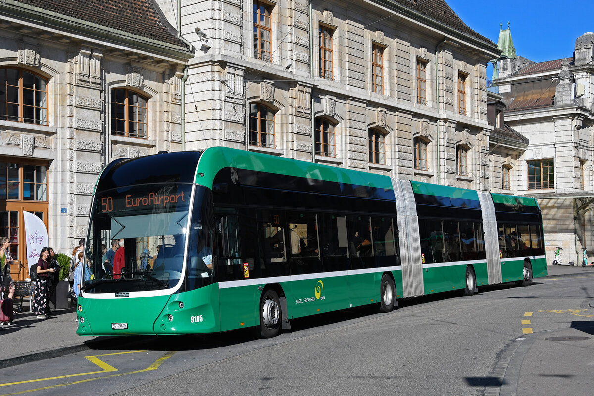 Hess Doppelgelenk Elektrobus 9105, auf der Linie 50, wartet am 09.07.2024 an der Endstation beim Bahnhof SBB.