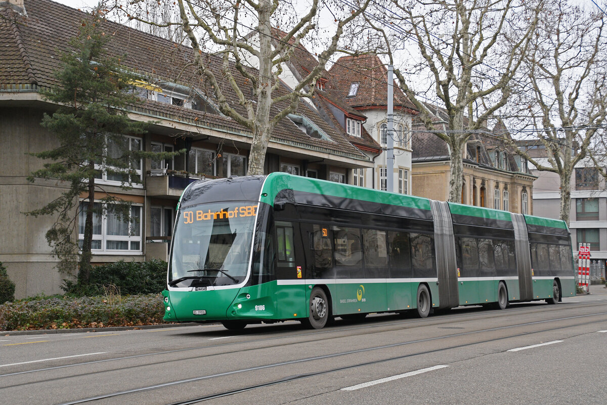 Hess Doppelgelenk Elektrobus 9106, auf der Linie 50, fährt am 12.04.2026 Richtung Endstation am Bahnhof SBB. Aufnahme Basel.