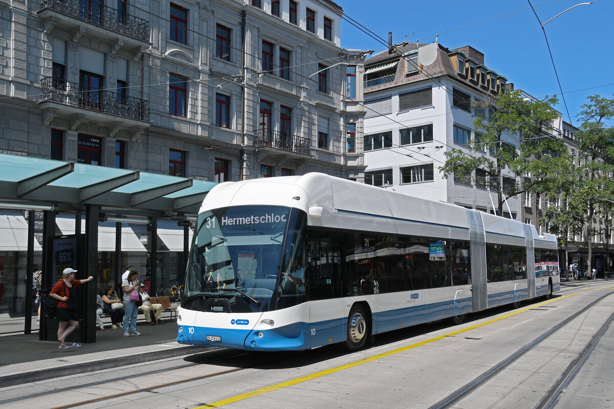 Hess Doppelgelenk Trolleybus 10, auf der Linie 31, f�hrt am 24.07.2026 bei der Haltestelle L�wenplatz ein. Aufnahme Z�rich.