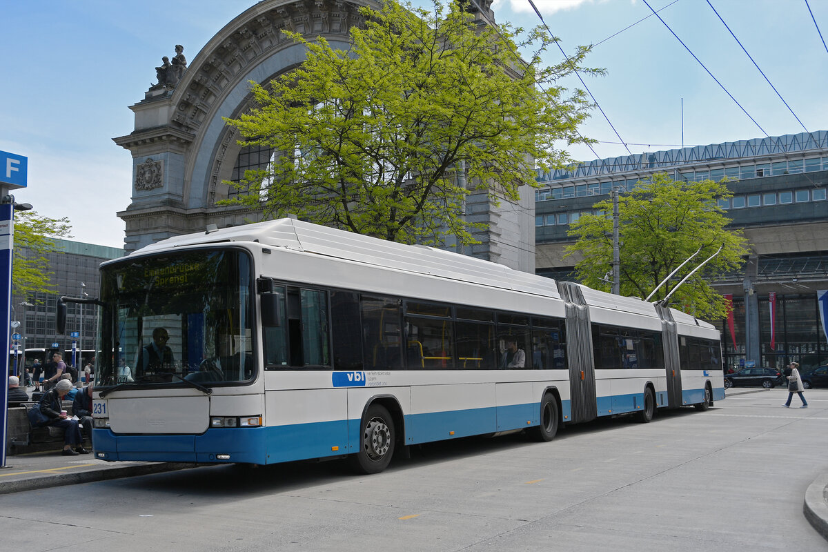 Hess Doppelgelenk Trolleybus 231, auf der Linie 2, wartet am 08.05.2026 an der Haltestelle beim Bahnhof Luzern.