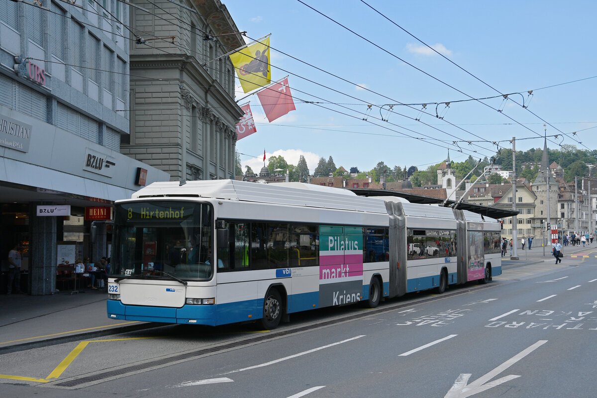 Hess Doppelgelenk Trolleybus 232, auf der Linie 8, f�hrt am 08.05.2026 bei der Haltestelle beim Bahnhof Luzern ein.