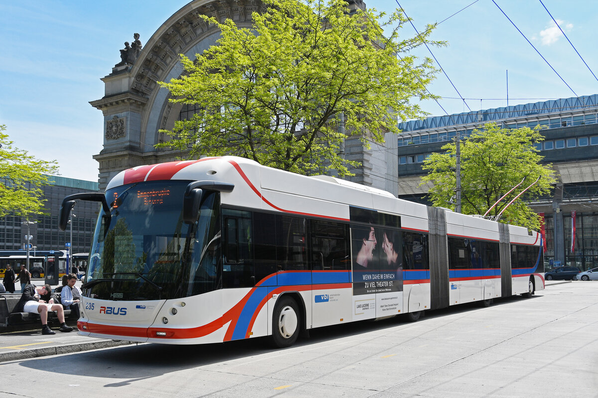 Hess Doppelgelenk Trolleybus 235, auf der Linie 2, wartet am 08.05.2026 an der Haltestelle beim Bahnhof Luzern.