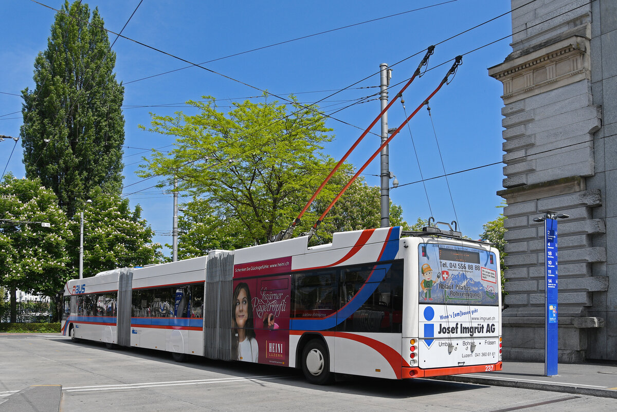 Hess Doppelgelenk Trolleybus 237, auf der Linie 2, wartet am 08.05.2026 an der Haltestelle beim Bahnhof Luzern.