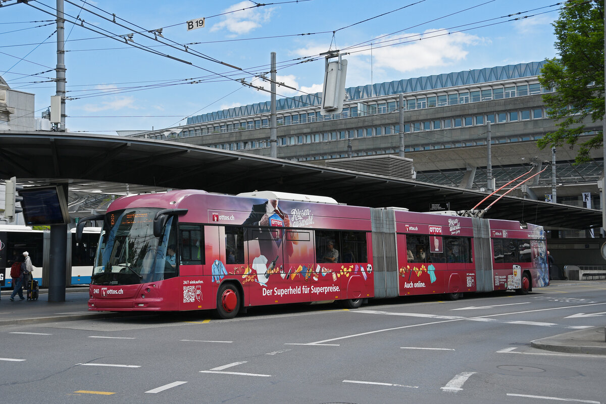 Hess Doppelgelenk Trolleybus 240 mit der Werbung f�r Ottos.ch, auf der Linie 8, bedient am 08.05.2026 die Haltestelle beim Bahnhofplatz in Luzern.