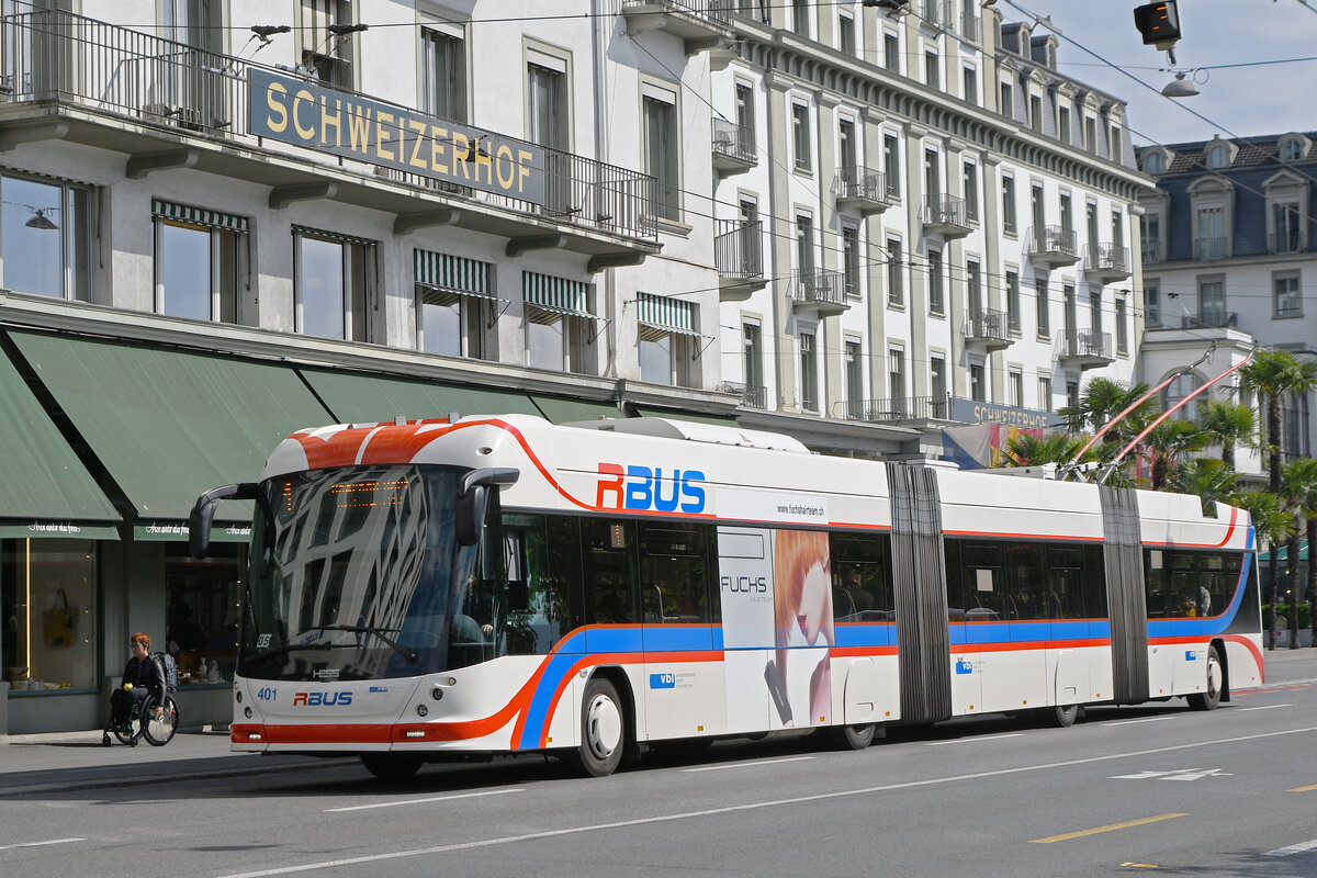 Hess Doppelgelenk Trolleybus 401, auf der Linie 1, f�hrt am 08.05.2026 durch den Schweizerhofquai in Luzern.
