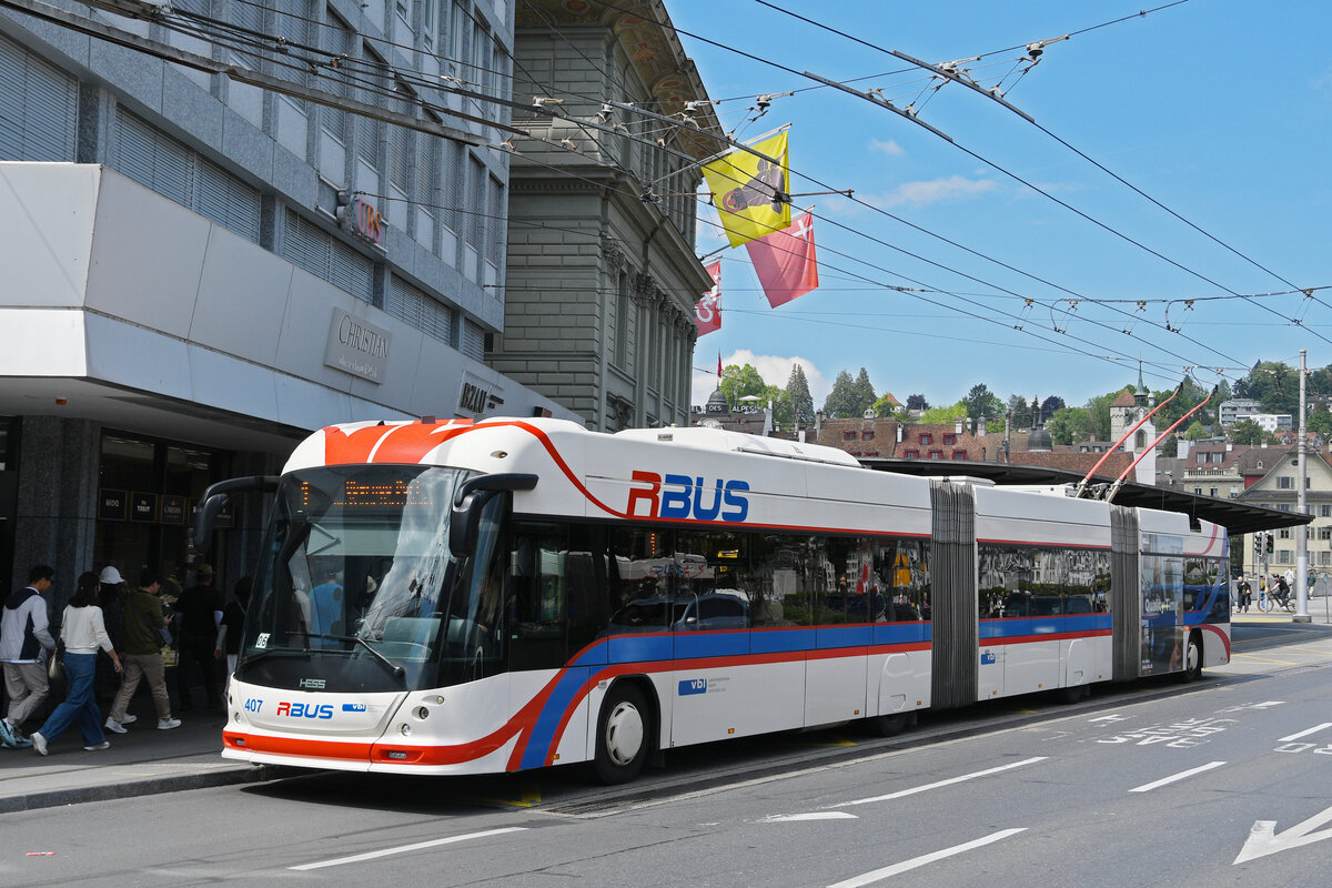 Hess Doppelgelenk Trolleybus 407, auf der Linie 1, bedient am 08.05.2026 die Haltestelle beim Bahnhof Luzern.
