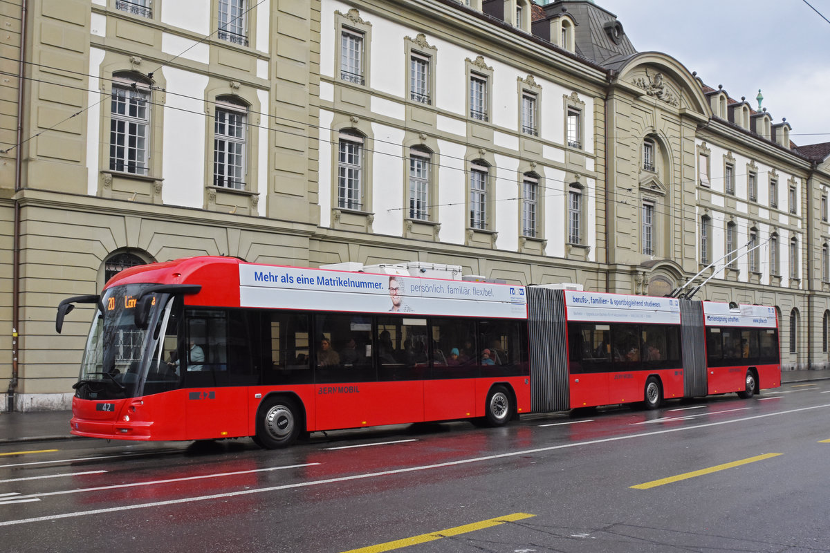 Hess Doppelgelenk Trolleybus 42, auf der Linie 20, fährt über den Bubenbergplatz. Die Aufnahme stammt vom 21.12.2019.
