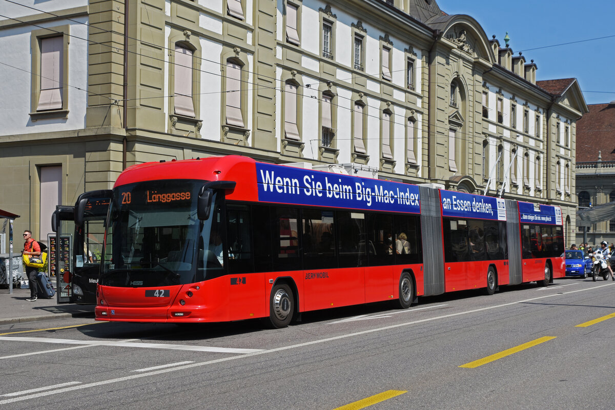 Hess Doppelgelenk Trolleybus 42, auf der Linie 20, fährt über den Bubenbergplatz. Die Aufnahme stammt vom 21.08.2021.