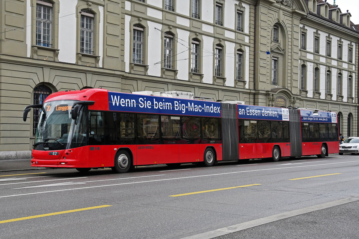 Hess Doppelgelenk Trolleybus 42, auf der Linie 20, überquert am 17.04.2023 den Bubenbergplatz.