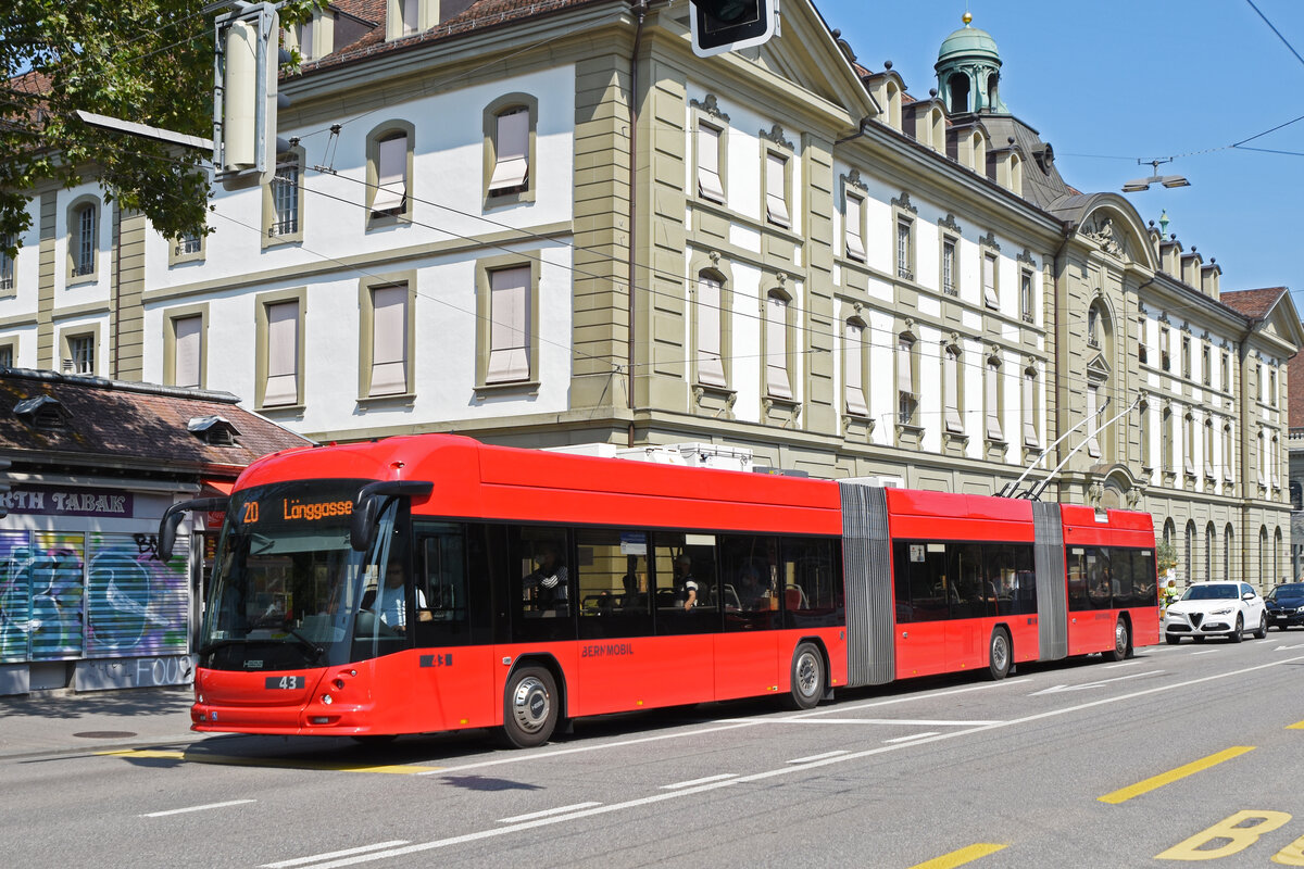 Hess Doppelgelenk Trolleybus 43, auf der Linie 20, fährt Richtung Bubenbergplatz. Die Aufnahme stammt vom 21.08.2021.
