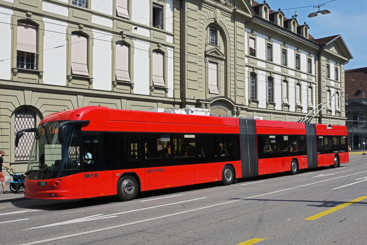Hess Doppelgelenk Trolleybus 44, auf der Linie 20, fährt über den Bubenbergplatz. Die Aufnahme stammt vom 21.08.2021.