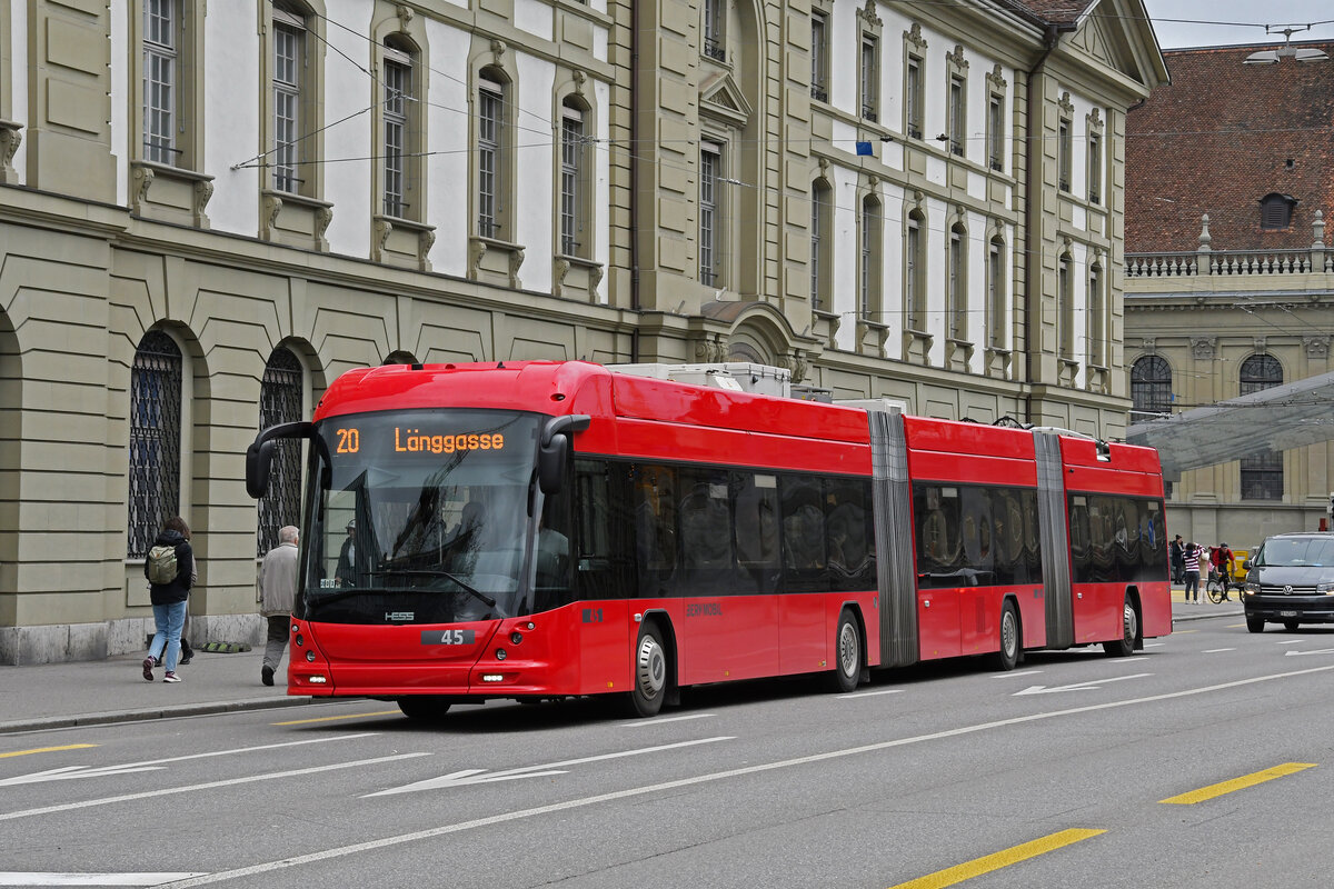 Hess Doppelgelenk Trolleybus 45, auf der Linie 20 fährt am 17.04.2023 über den Bubenbergplatz.