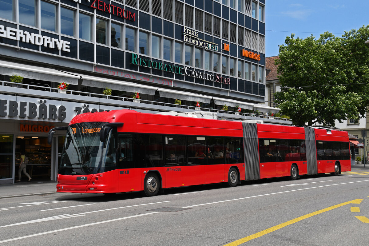 Hess Doppelgelenk Trolleybus 47, auf der Linie 20, �berquert am 15.06.2026 den Bubenbergplatz. Aufnahme Bern.