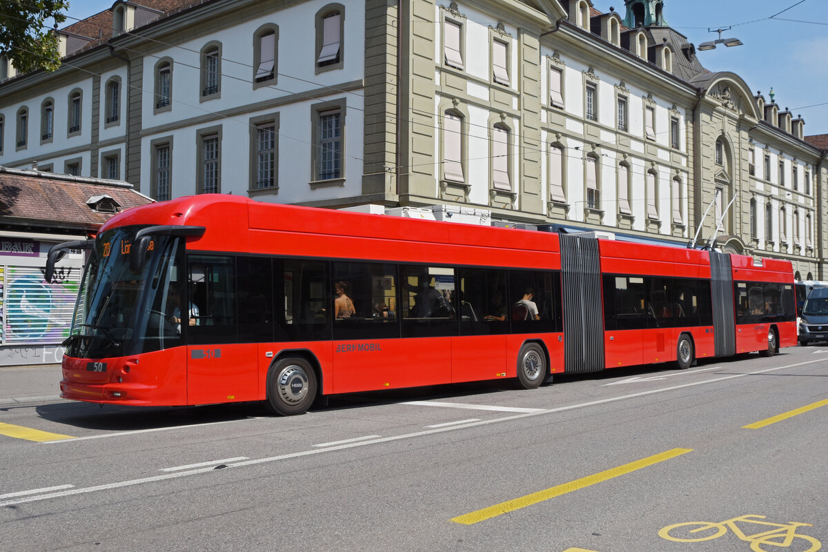 Hess Doppelgelenk Trolleybus 50, auf der Linie 20, fährt über den Bubenbergplatz. Die Aufnahme stammt vom 21.08.2021.
