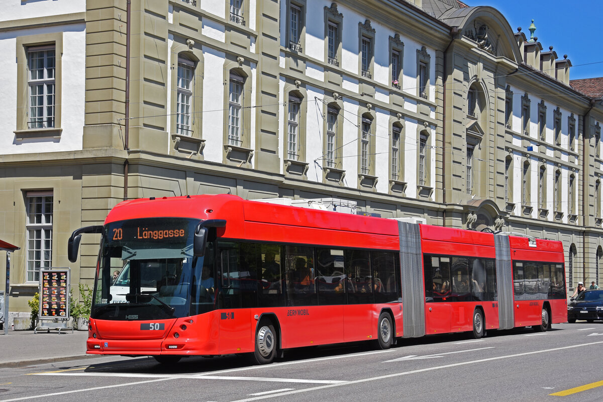 Hess Doppelgelenk Trolleybus 50, auf der Linie 20, überquert den Bubenbergplatz. Die Aufnahme stammt vom 08.07.2022.