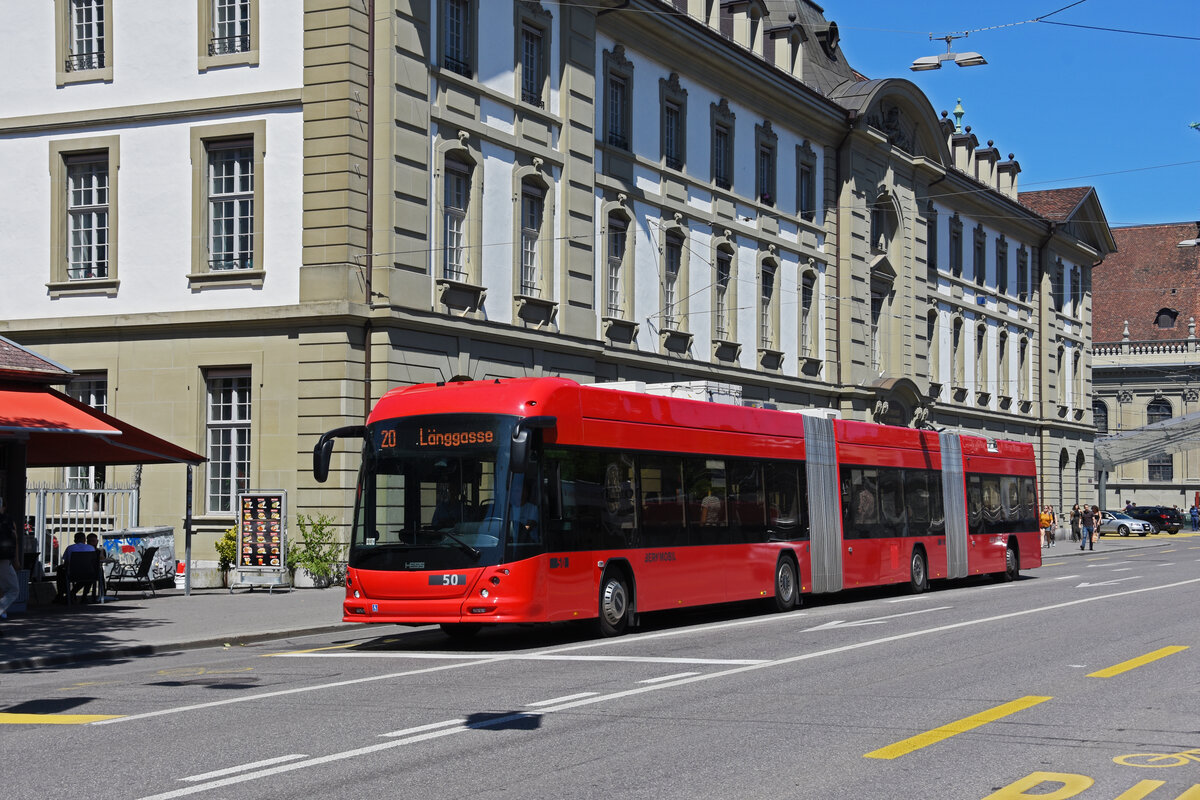 Hess Doppelgelenk Trolleybus 50, auf der Linie 20 überquert den Bubenbergplatz. Die Aufnahme stammt vom 08.07.2022.