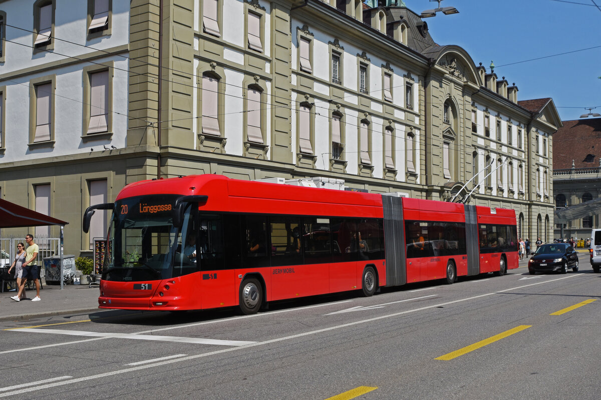 Hess Doppelgelenk Trolleybus 51, auf der Linie 20, fährt über den Bubenbergplatz. Die Aufnahme stammt vom 21.08.2021.