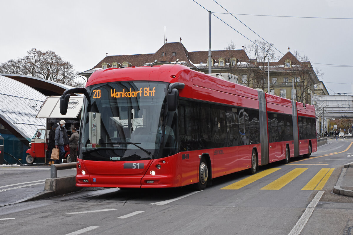 Hess Doppelgelenk Trolleybus 51, auf der Linie 20, fährt zur Haltestelle Schanzenstrasse. Die Aufnahme stammt vom 30.11.2021.