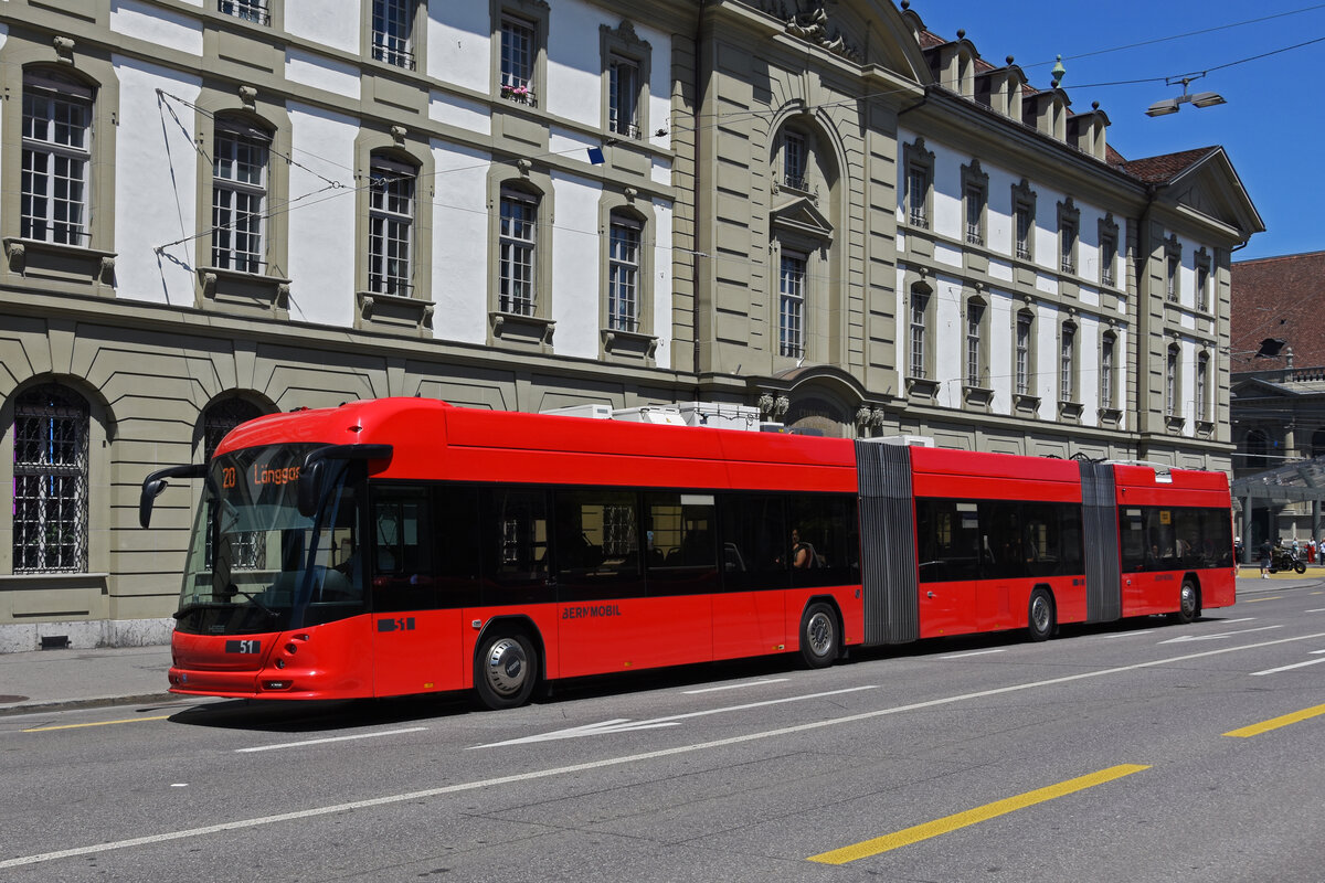 Hess Doppelgelenk Trolleybus 51, auf der Linie 20 überquert den Bubenbergplatz. Die Aufnahme stammt vom 08.07.2022.