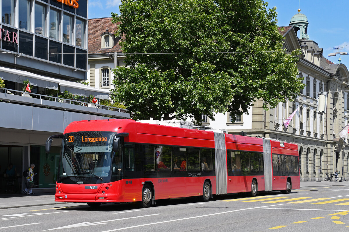 Hess Doppelgelenk Trolleybus 52, auf der Linie 20, �berquert am 15.06.2026 den Bubenbergplatz Richtung Haltestelle Schanzenstrasse. Aufnahme Bern.