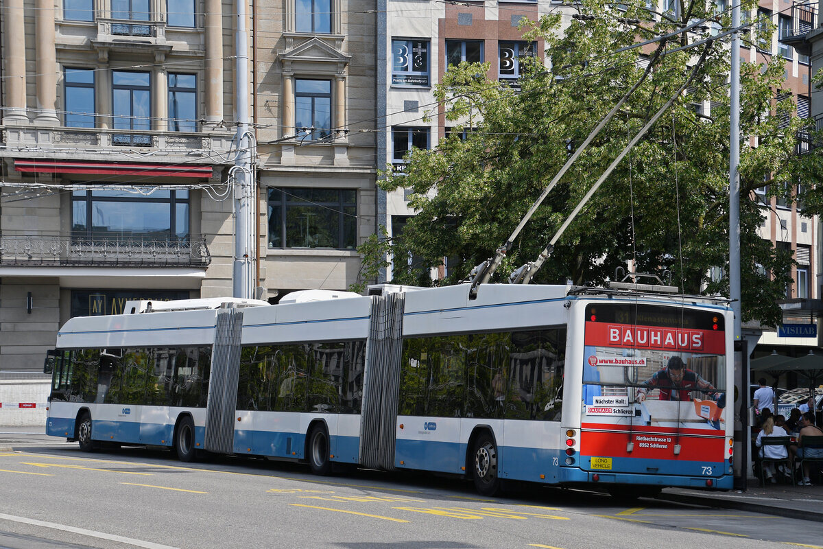 Hess Doppelgelenk Trolleybus 73, auf der Linie 31, bedient am 11.07.2025 die Haltestelle beim Bahnhofplatz in Z�rich.