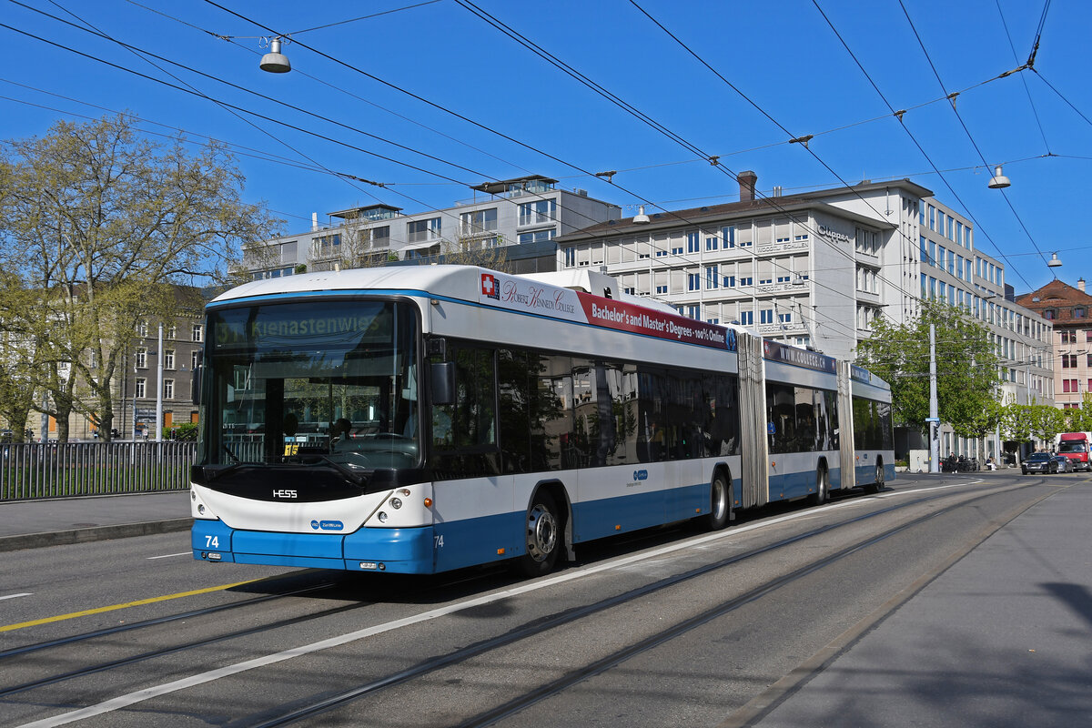 Hess Doppelgelenk Trolleybus 74, auf der Linie 31, überquert am 12.04.2024 die Gessnerbrücke.