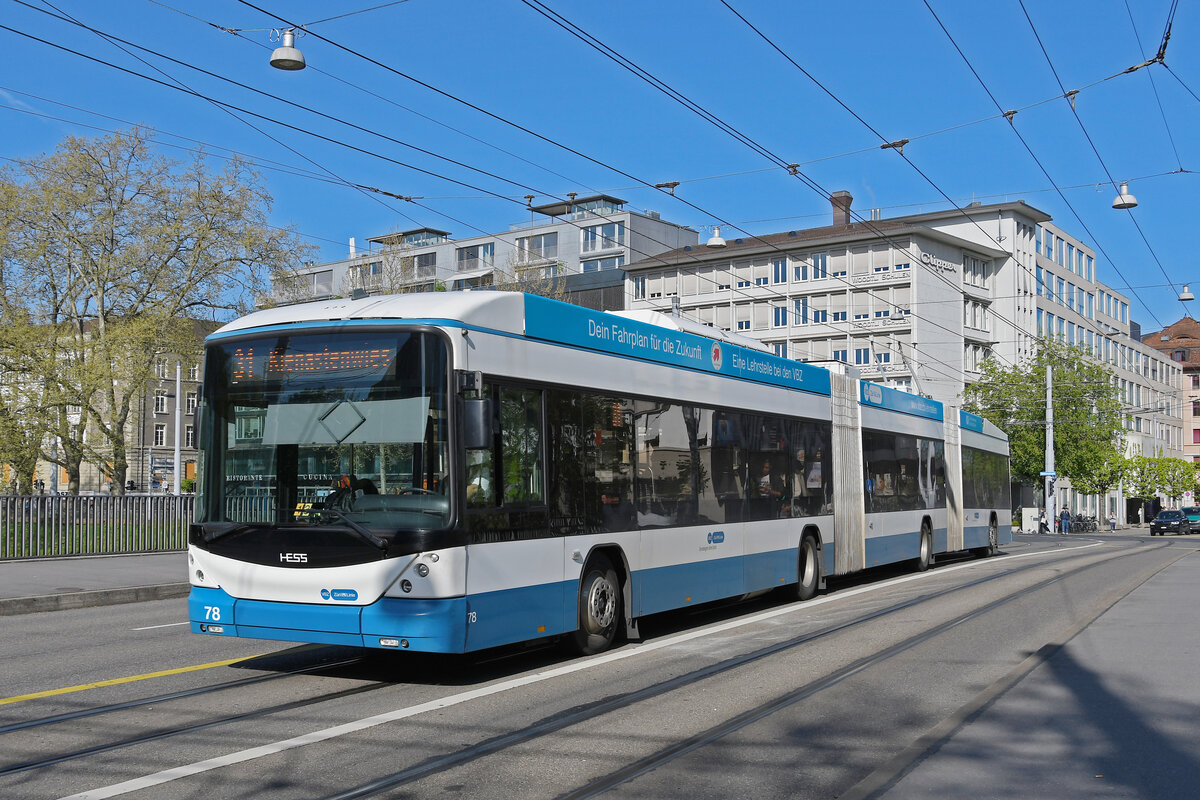 Hess Doppelgelenk Trolleybus 78, auf der Linie 31, überquert am 12.04.2024 die Gessnerbrücke in Zürich.