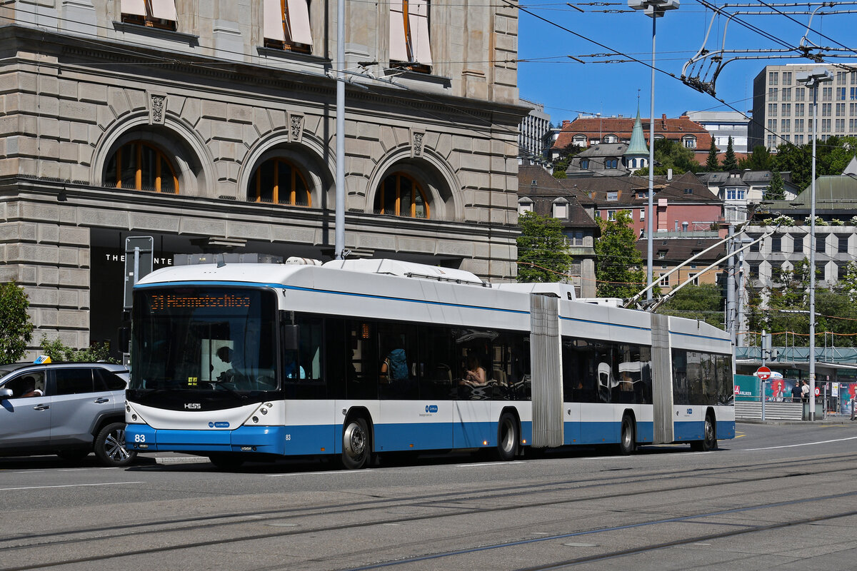 Hess Doppelgelenk Trolleybus 83, auf der Linie 31, f�hrt am 24.07.2026 zur Haltestelle beim Bahnhofplatz in Z�rich.
