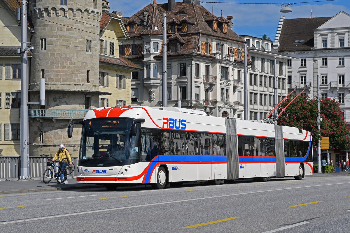 Hess Doppelgelenk Trolleybus, auf der Linie 1, �berquert am 08.05.2026 die Seebr�cke in Luzern.