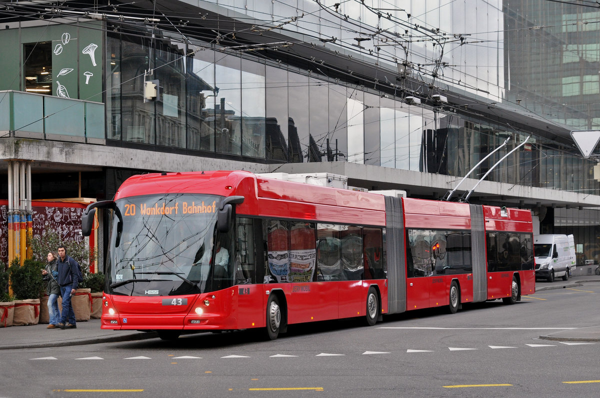 Hess Doppelgelenkbus 43, auf der Linie 20, wartet an der Endstation beim Bahnhof Bern. Die Aufnahme stammt vom 19.12.2018.