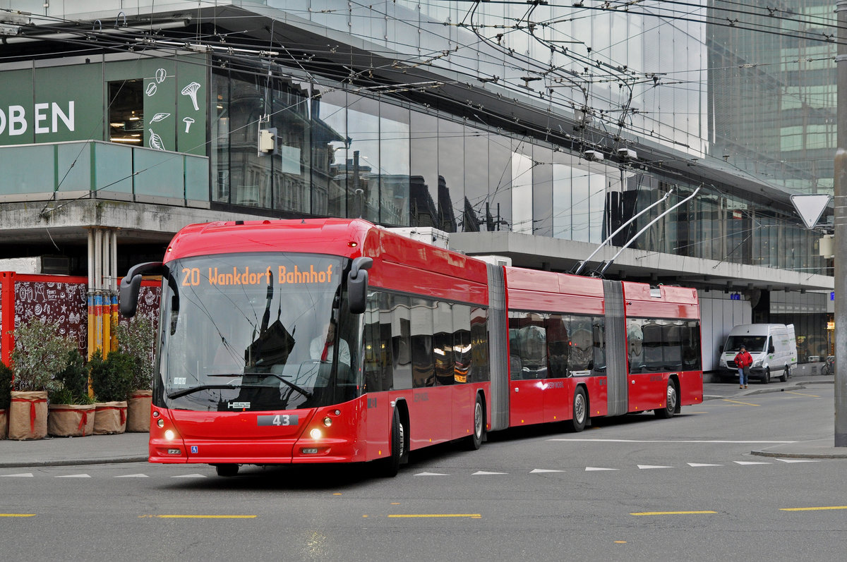 Hess Doppelgelenkbus 43, auf der Linie 20, verlässt die Endstation beim Bahnhof Bern. Die Aufnahme stammt vom 19.12.2018.