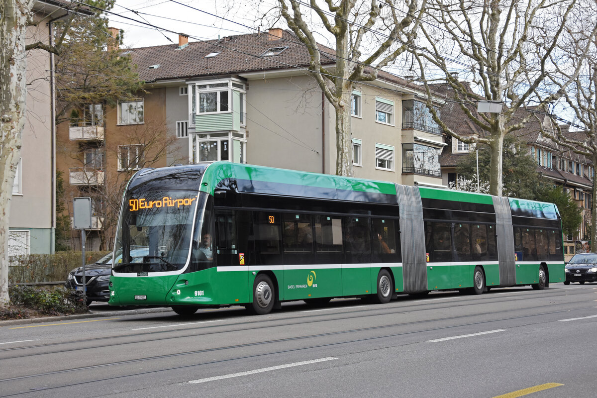 Hess Doppelgelenkbus 9101, auf der Linie 50, fährt am 18.03.2023 zur Haltestelle Brausebad.