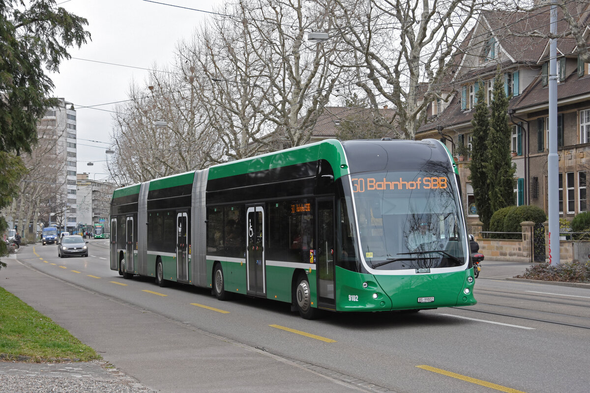 Hess Doppelgelenkbus 9102, auf der Linie 50, fährt am 17.03.2023 Richtung Bahnhof SBB.