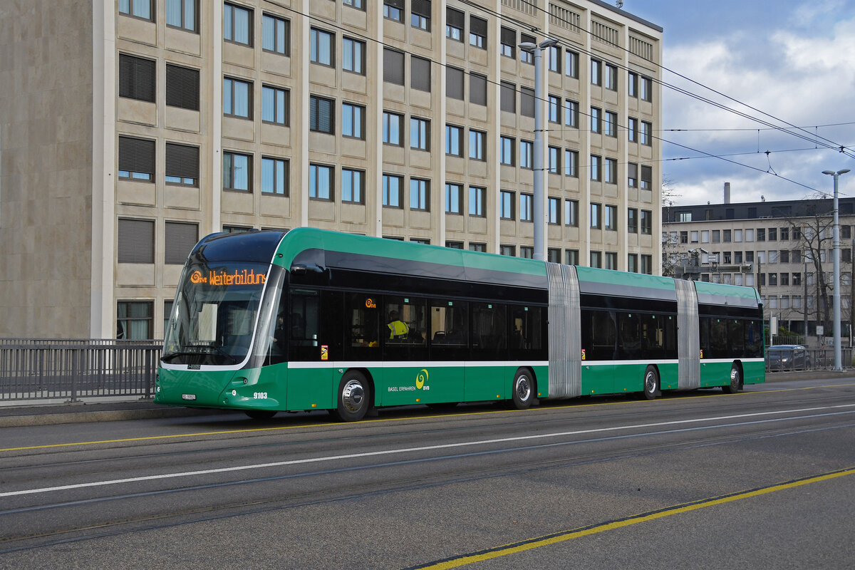 Hess Doppelgelenkbus 9103 überquert am 09.01.2023 mit der Fahrschule die Dreirosenbrücke.
