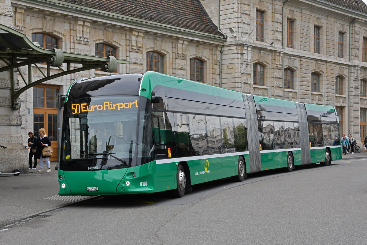 Hess Doppelgelenkbus 9105, auf der Linie 50, wartet am 14.05.2023 an der Endstation am Bahnhof SBB.